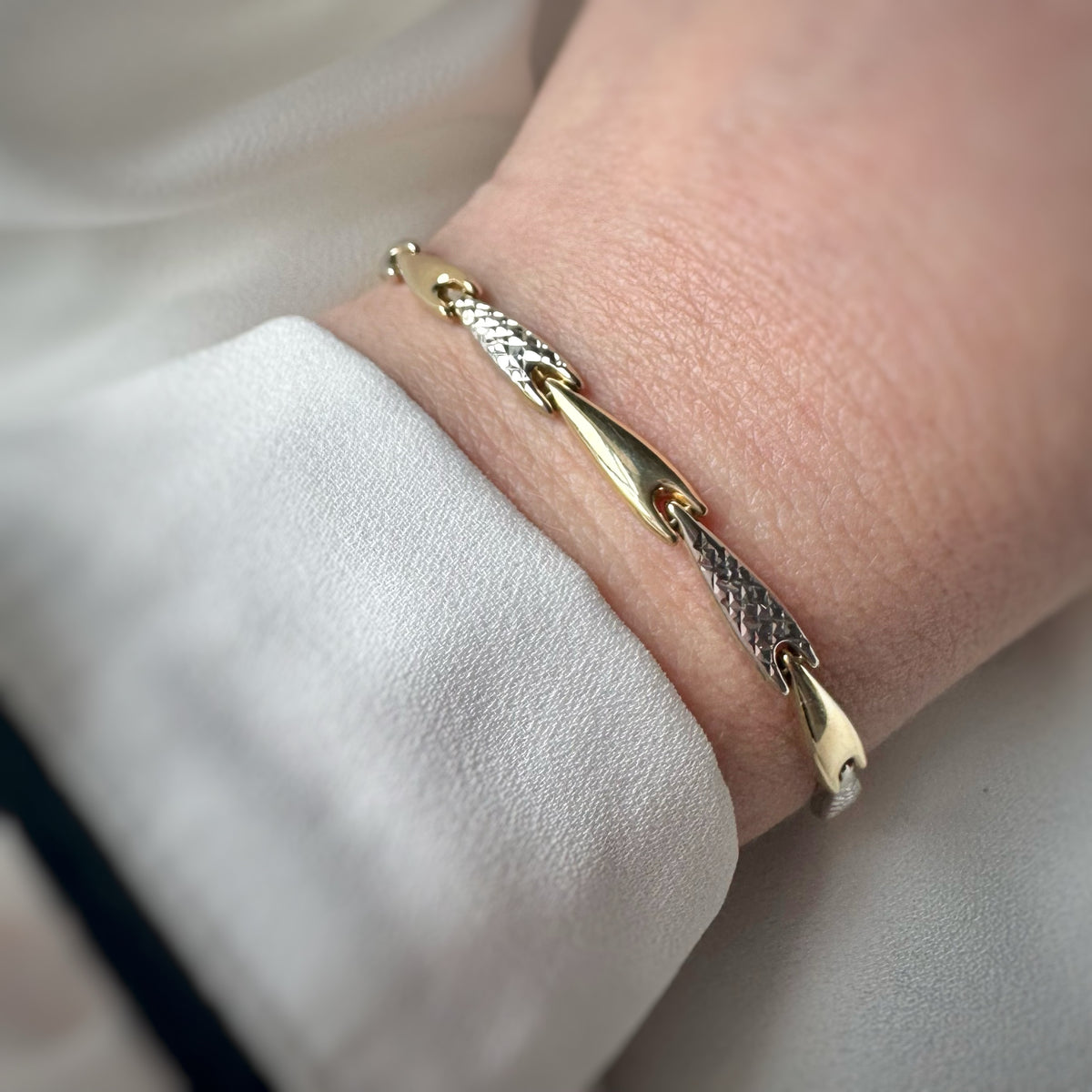 Pre Owned 9ct Yellow and White Gold Arrow Link Bracelet