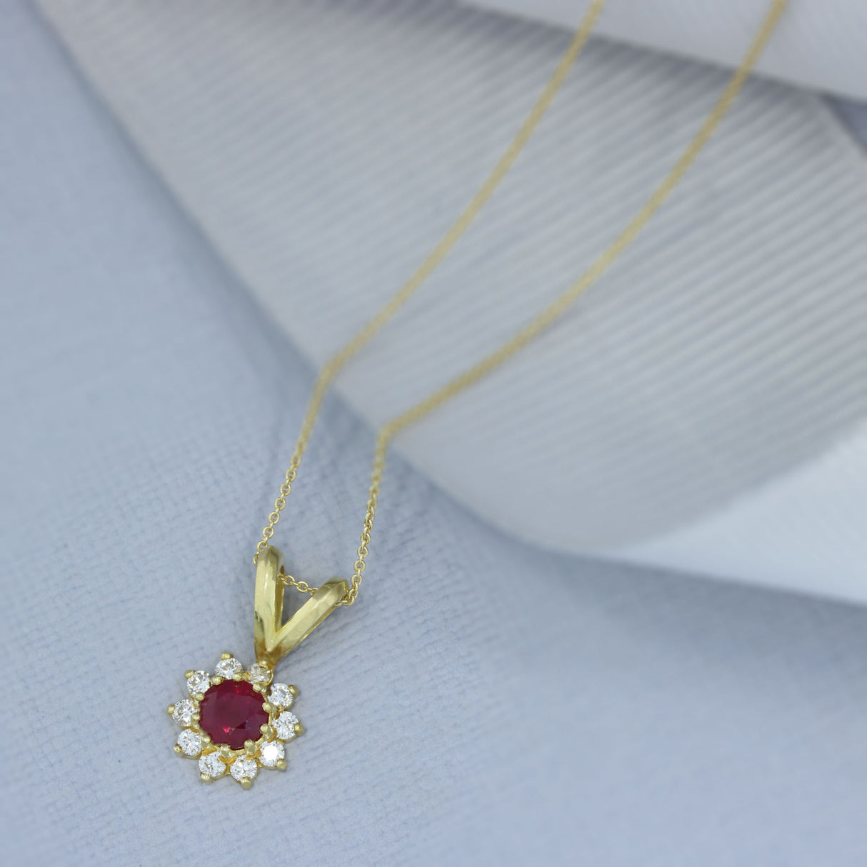 18ct Gold Ruby & Diamond Cluster Pendant & 18ct Chain