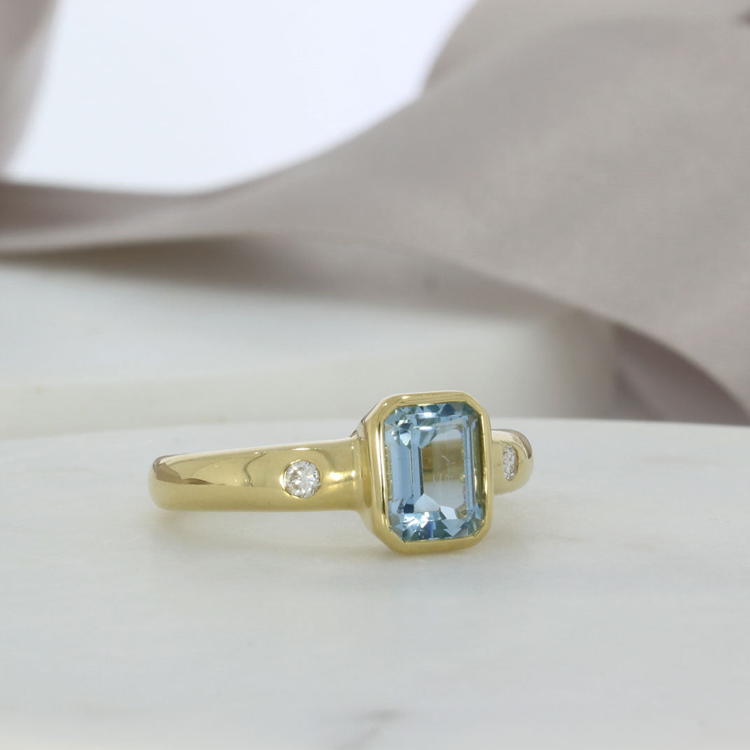 Pre Owned 18ct Yellow Gold Aquamarine & Diamond Ring