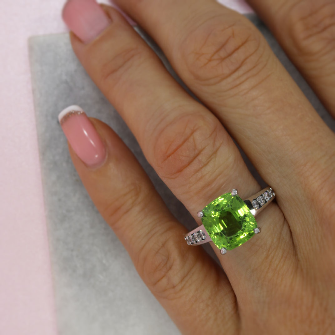 18ct White Gold Cushion Cut Peridot 6.55ct Dress Ring