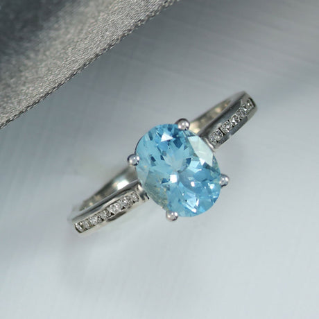 18ct White Gold Oval Aquamarine & Diamond Ring