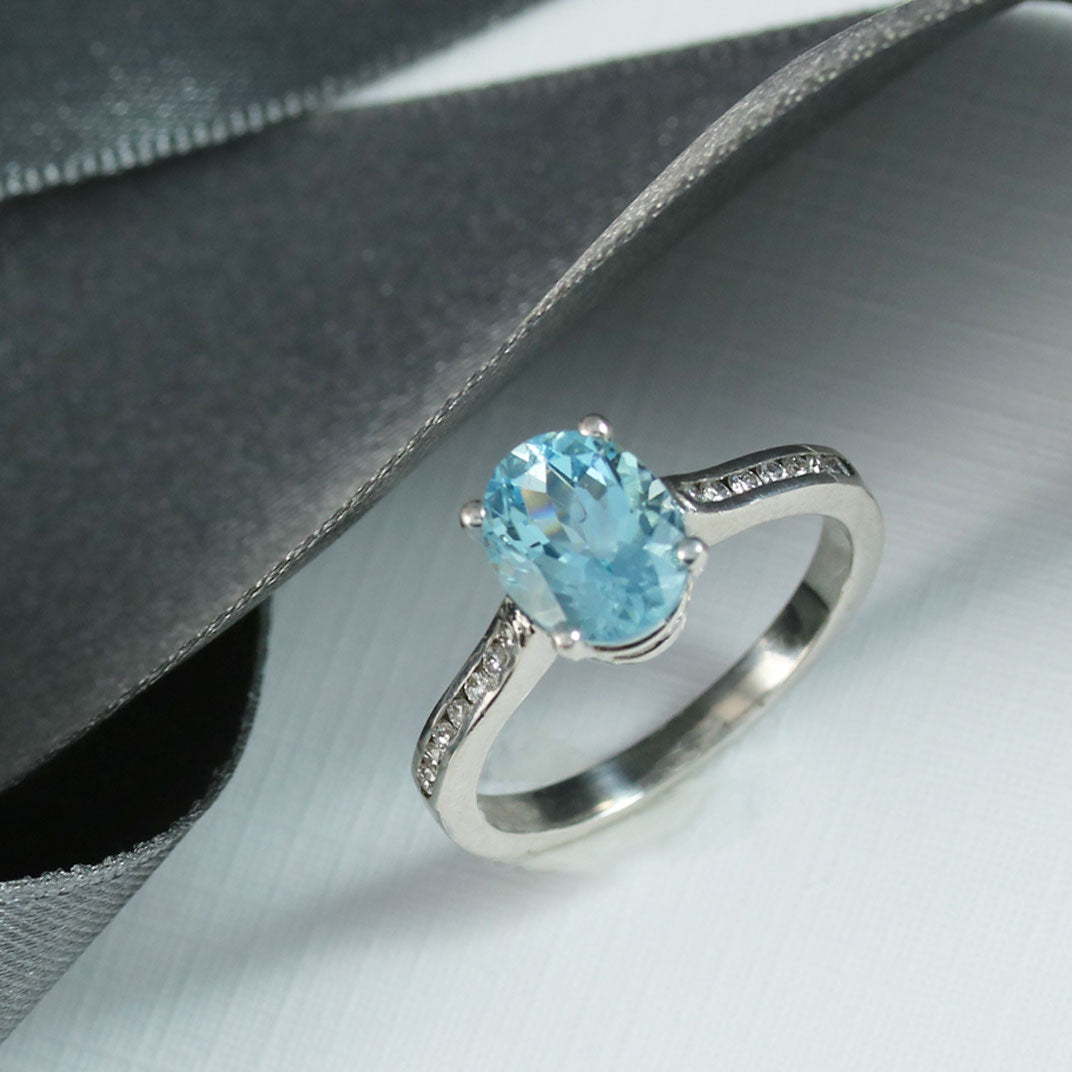 18ct White Gold Oval Aquamarine & Diamond Ring