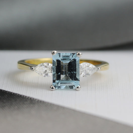 18ct Yellow Gold Aquamarine Diamond Ring